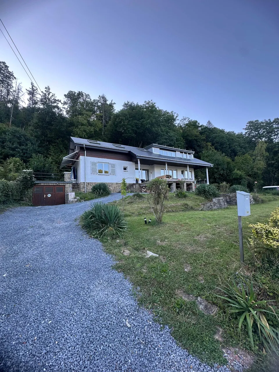 Allée et parking privé devant le gîte