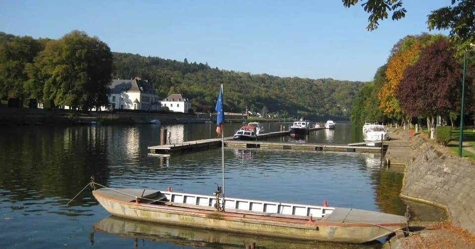 Barque sur la Meuse en automne