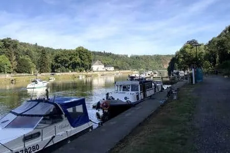 Bateaux amarrés le long du quai de la Meuse
