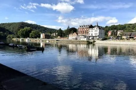 Village au bord de la Meuse, reflets sur l’eau