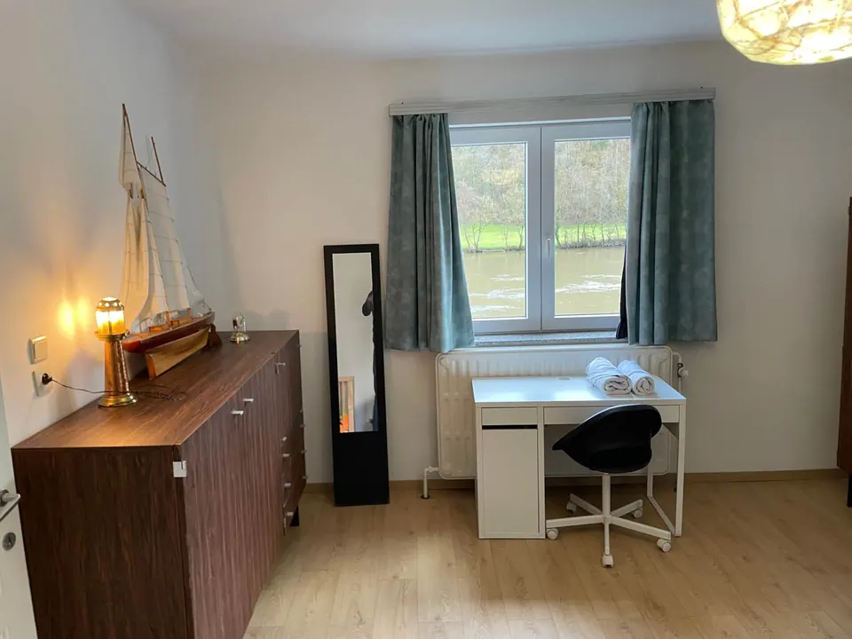 Chambre avec bureau et commode