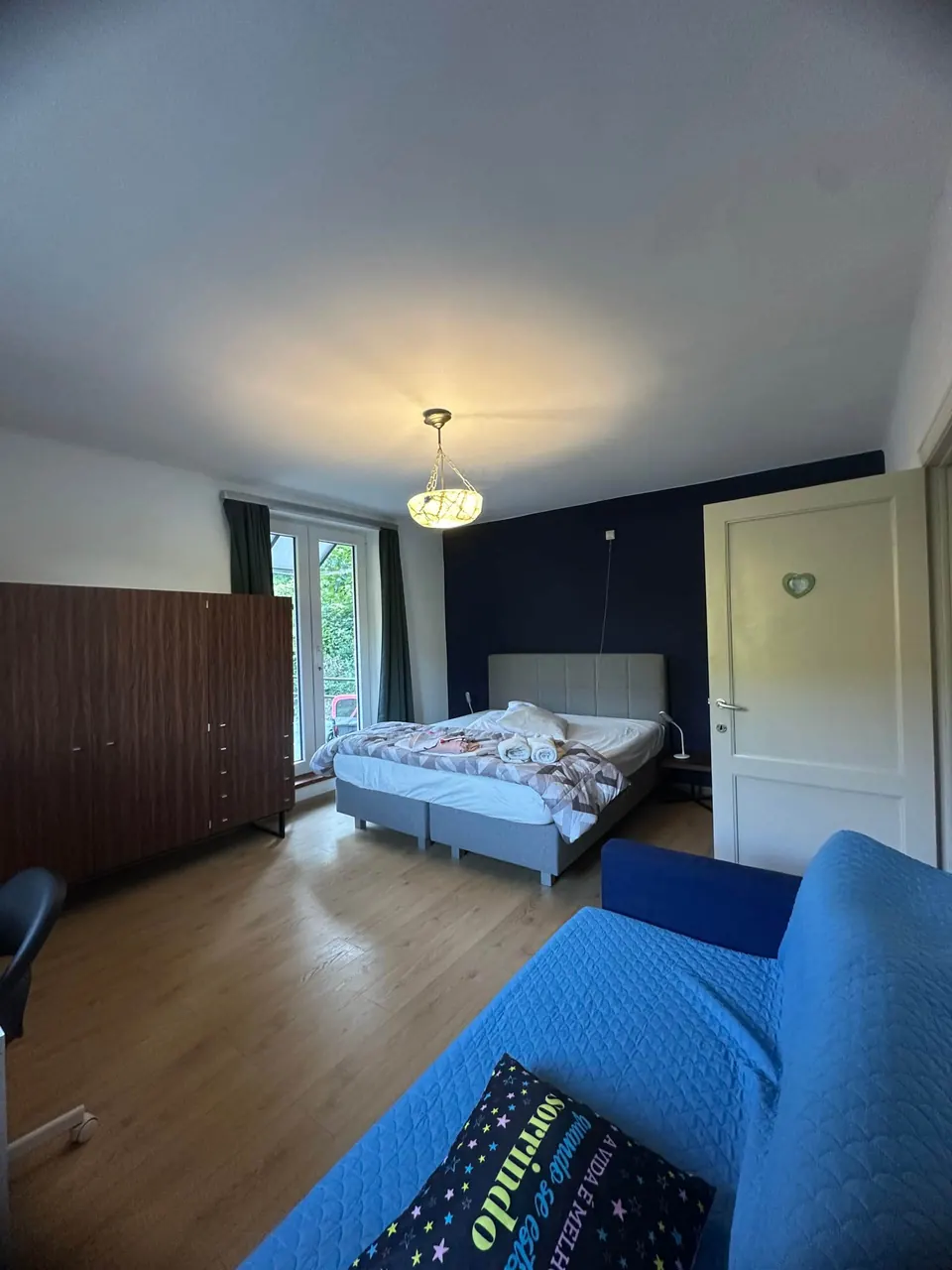 Chambre avec lit double et canapé-lit