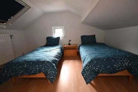 Chambre mansardée avec deux lits simples