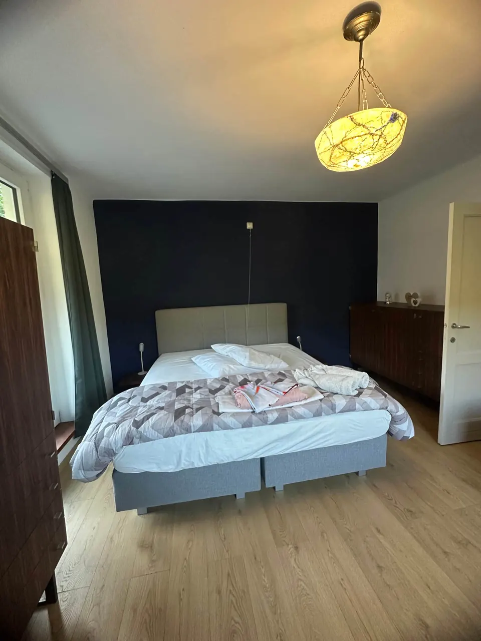 Chambre avec lit double et suspension en verre