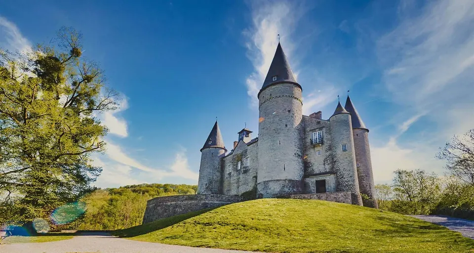Le château de Vêves sur sa colline