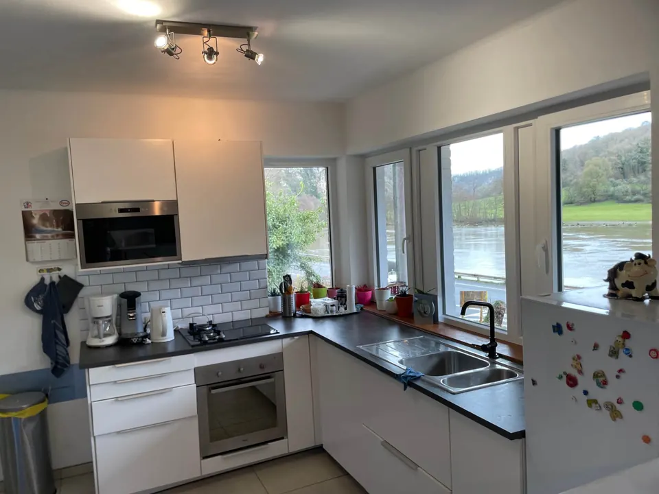 Cuisine blanche et lumineuse avec vue sur la Meuse