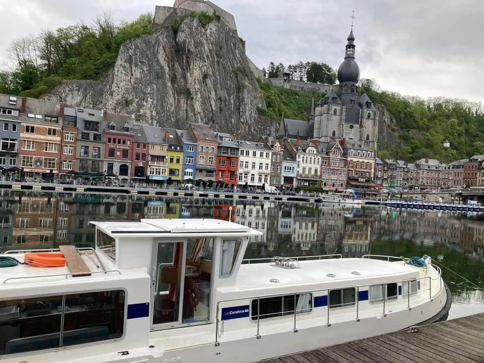 Dinant : la collégiale, la citadelle et un bateau de croisière