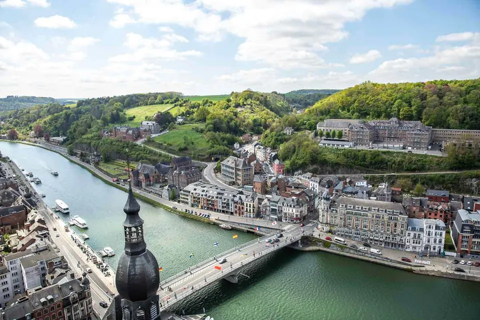 Dinant vue d’en haut : le pont, la Meuse et la collégiale