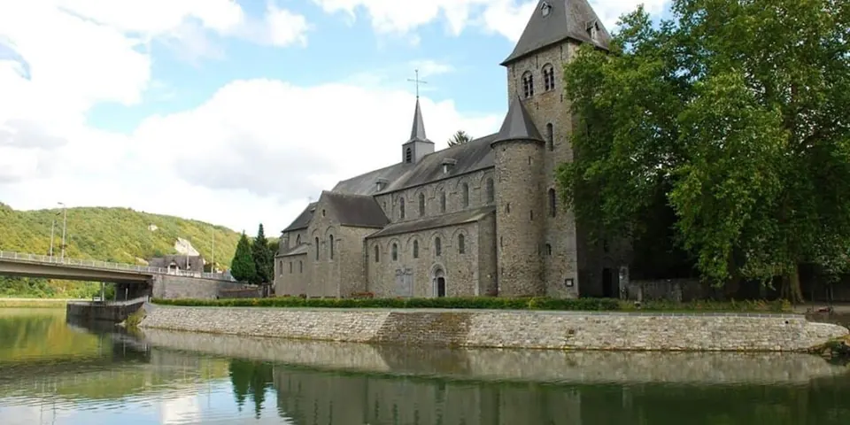Église romane d’Hastière au bord de la Meuse