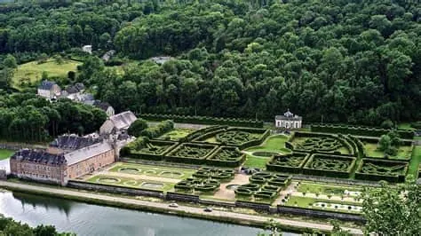 Le château de Freÿr et ses jardins au bord de la Meuse