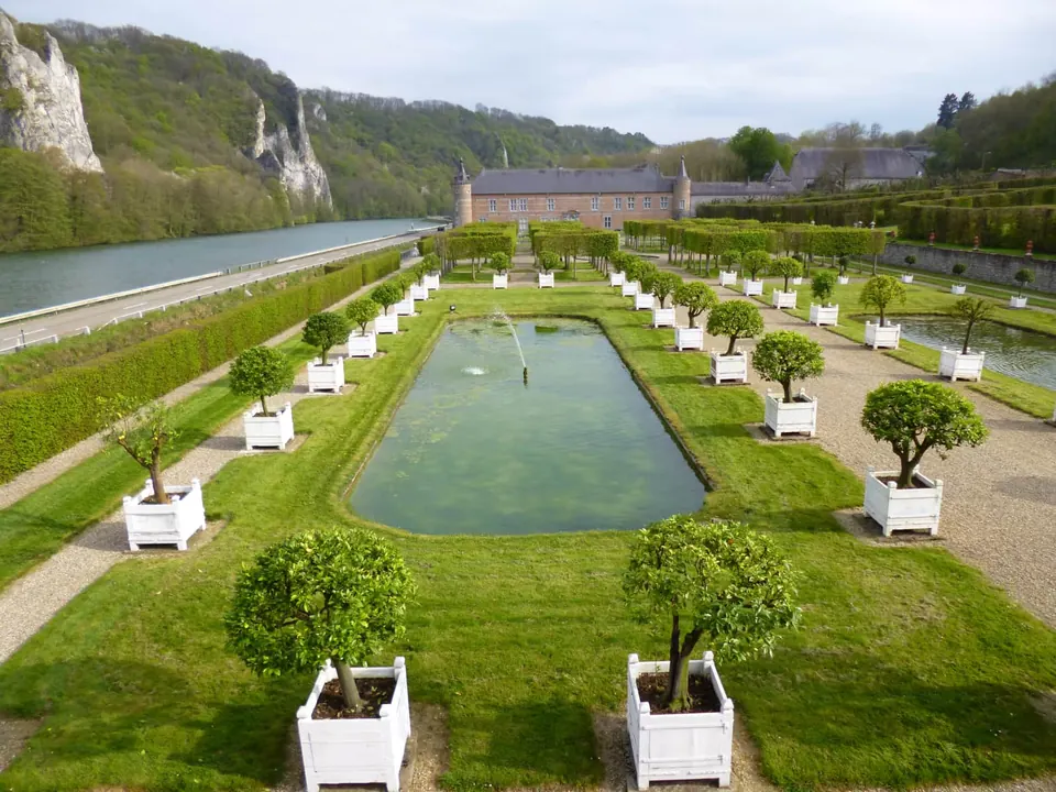 Les orangers et le bassin des jardins de Freÿr