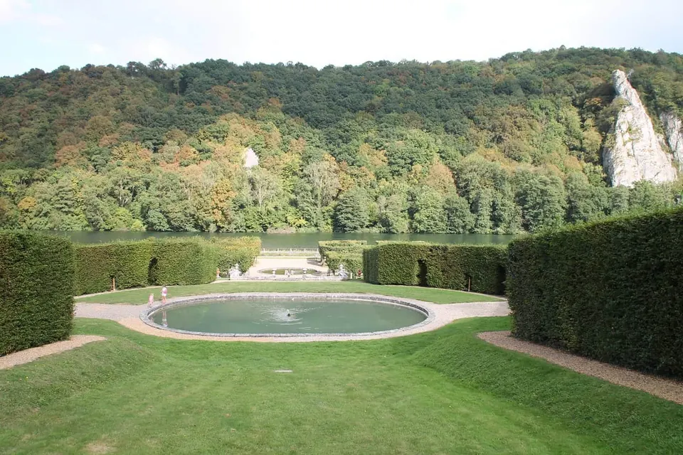Jardin à la française avec bassin, face aux rochers de la Meuse