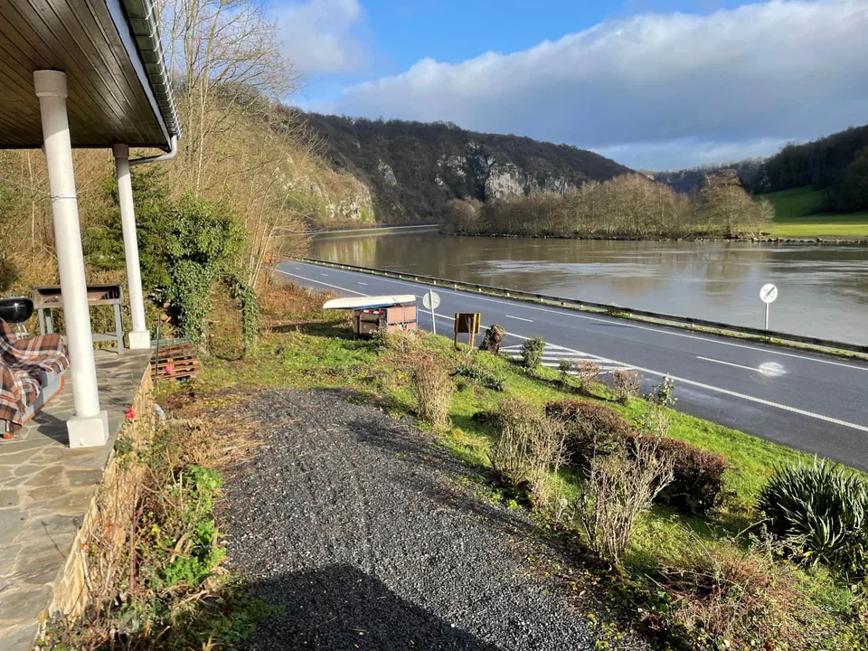 Le jardin du gîte descend vers la Meuse, vue sur la vallée en hiver
