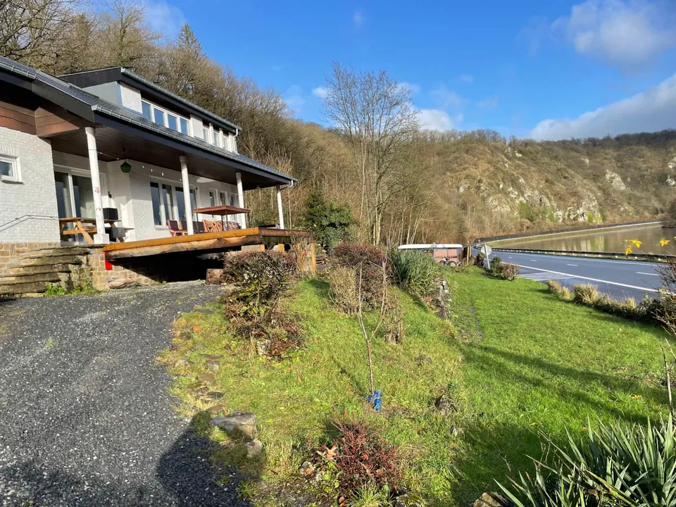 Le gîte, son allée et la vue vers la Meuse et les rochers depuis le jardin