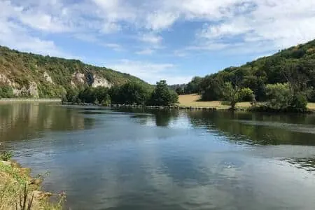 La Meuse et ses falaises par une journée d’été