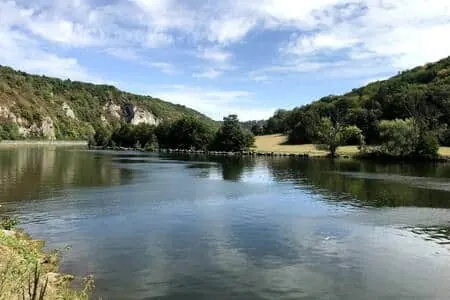 La Meuse et les rochers boisés en face du gîte, à Waulsort