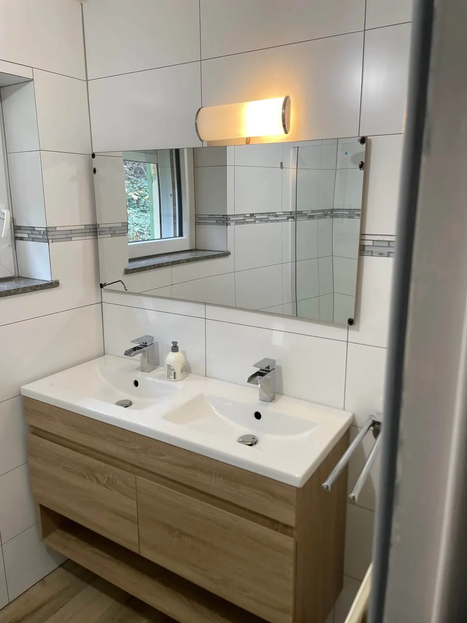 Salle de bain avec double vasque et grand miroir