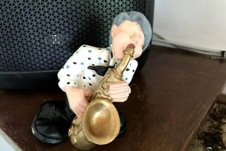 Statuette de saxophoniste, clin d’œil à Adolphe Sax, natif de Dinant