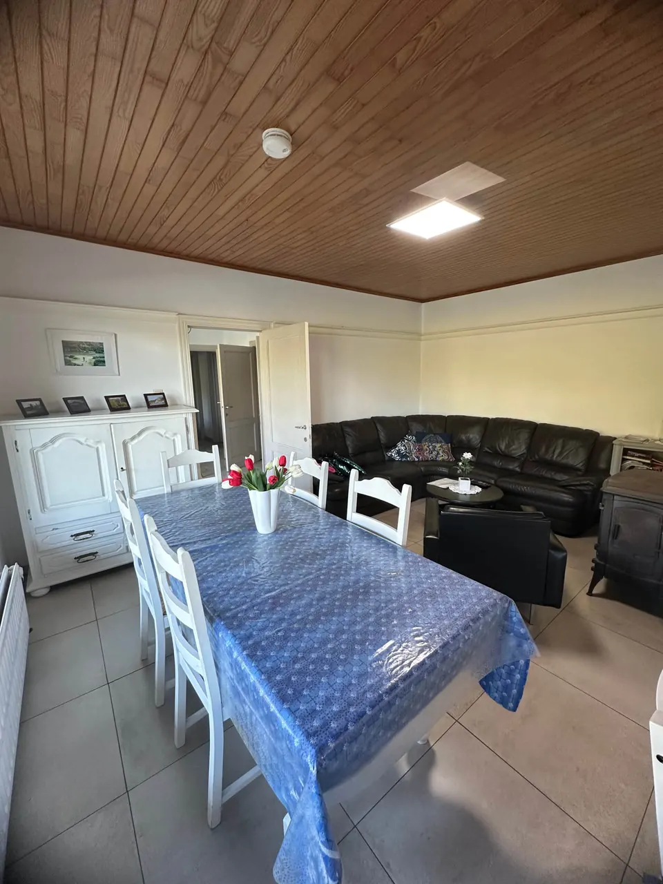 Séjour : table à manger et canapé d’angle
