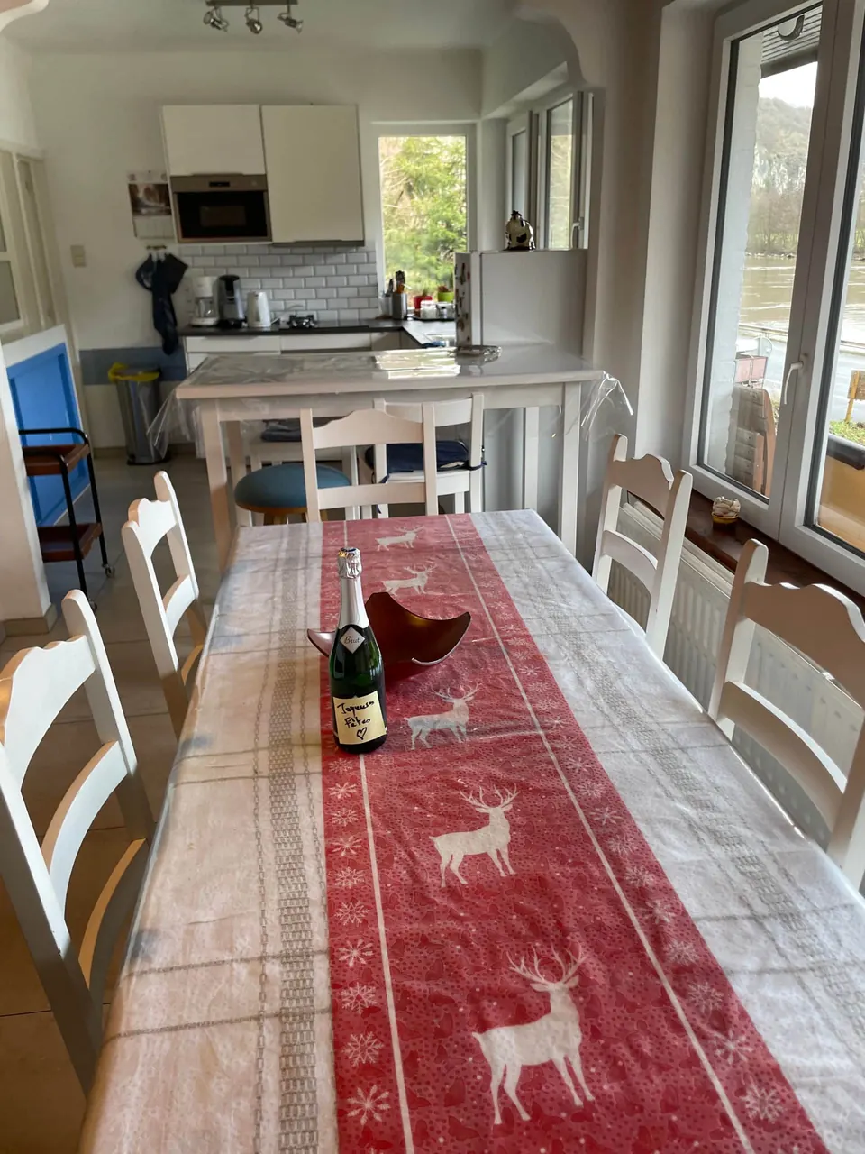 Grande table de la salle à manger dressée