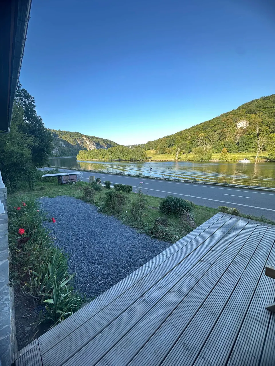 Terrasse en bois surplombant la route et la Meuse