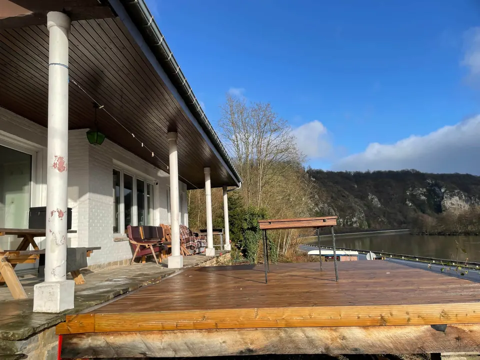 Terrasse couverte du gîte Le Paradis Mosan face aux rochers de la Meuse, à Waulsort
