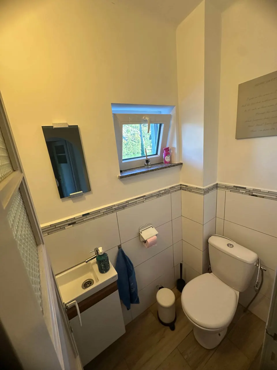 Toilettes avec lave-mains